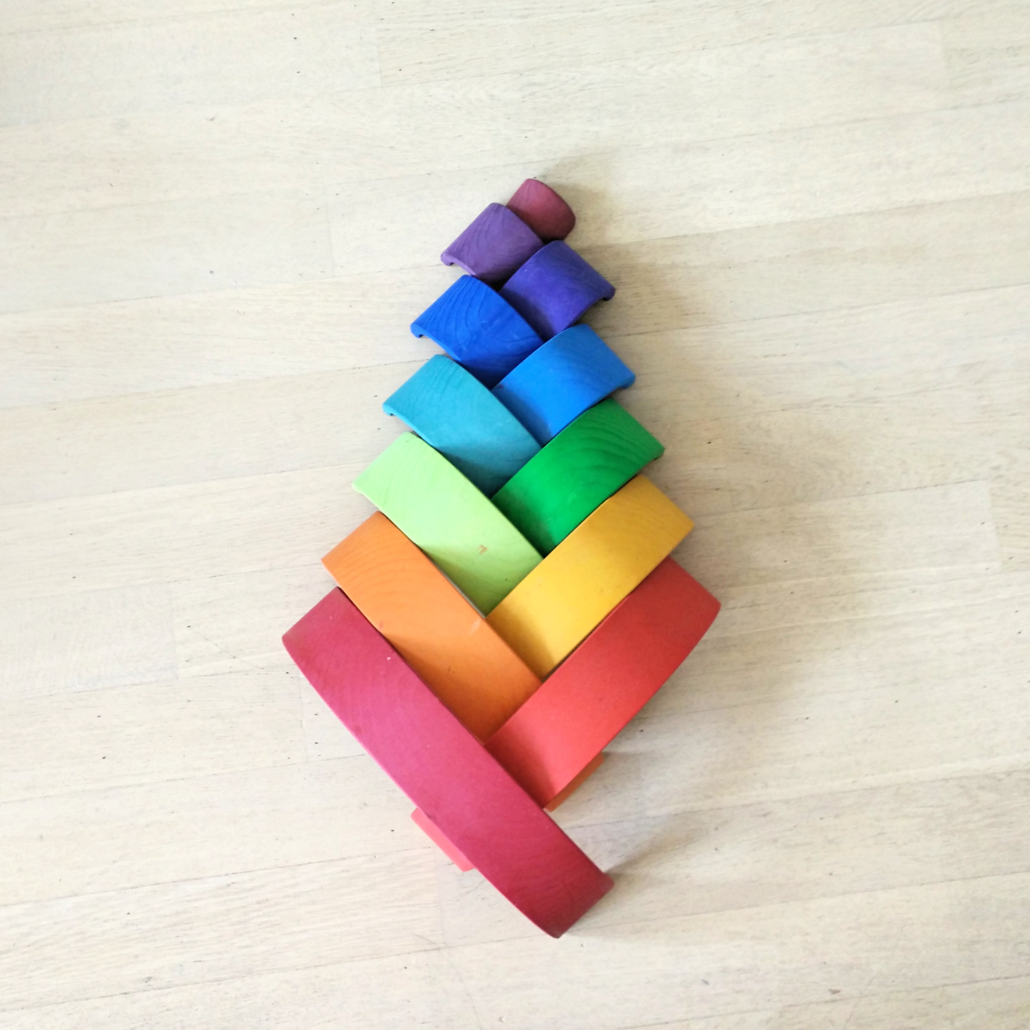 houten regenboog vlechtwerk