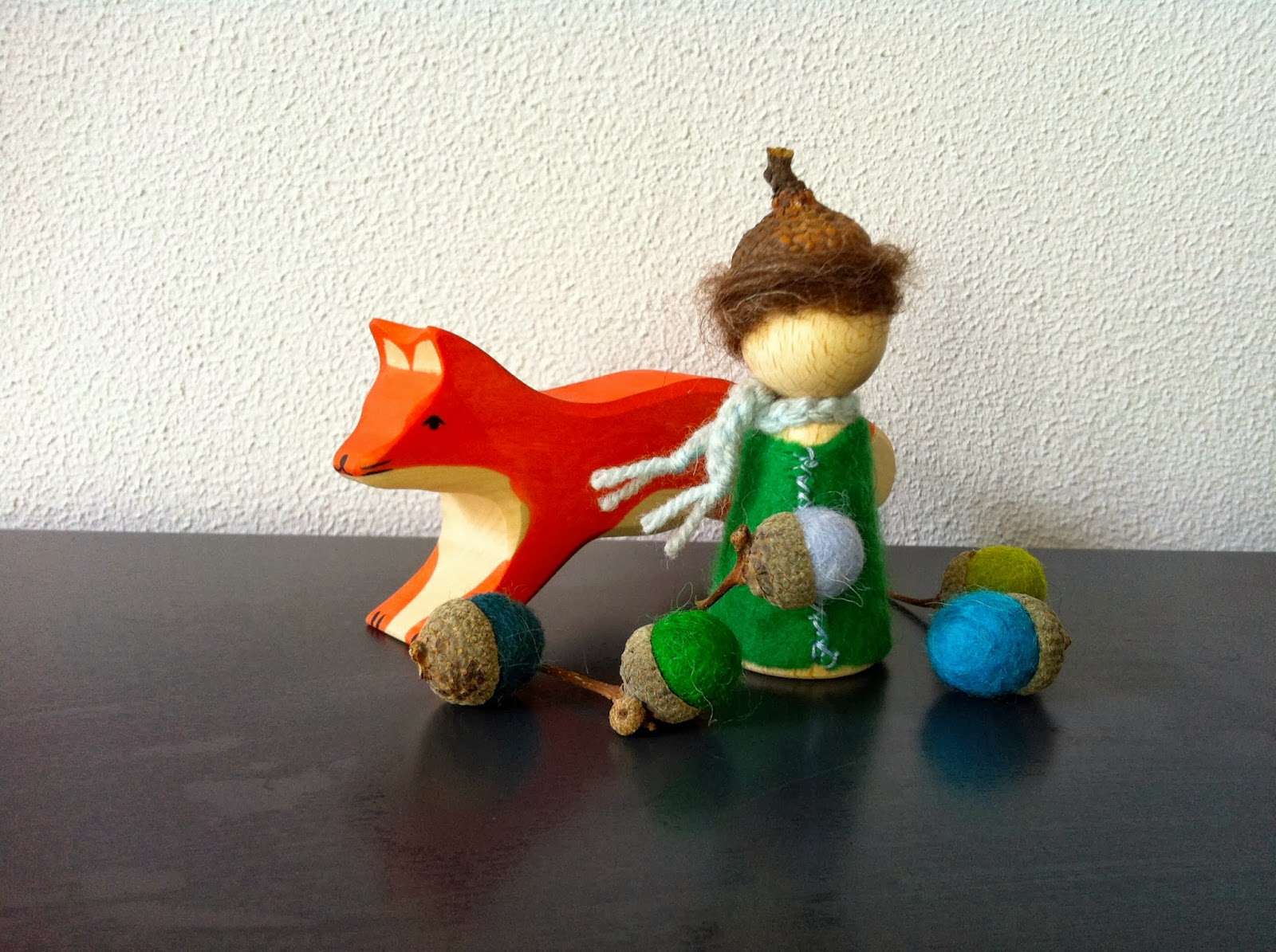 peg doll met gevilte eikeltjes