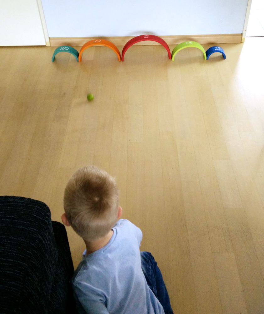 houten regenboog ballenspel