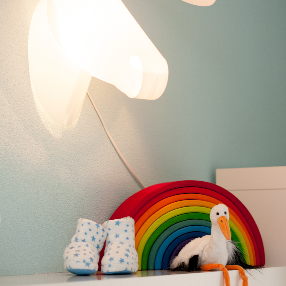 Houten regenboog als decoratie