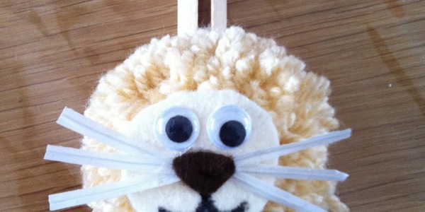 Maak een pompom-haasje met wasknijper oren
