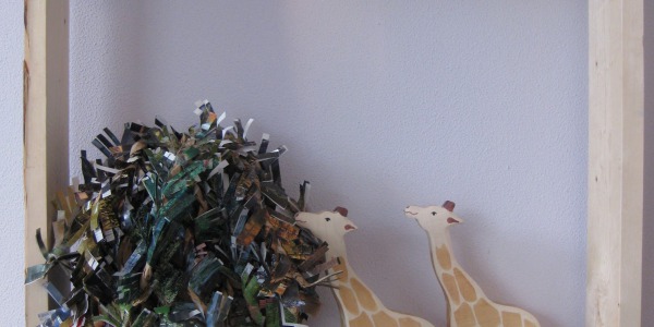 Maak je eigen savanne met oud papier en houten dieren