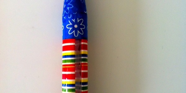 Simpele peg doll van houten wasknijper en plakband