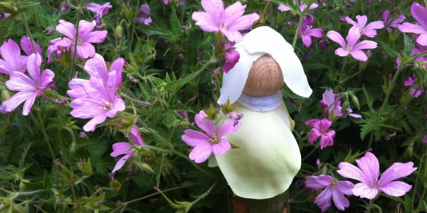 Knutsel een peg doll bloemenmeisje