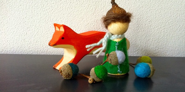 Knutsel een herfst peg doll met gevilte eikeltjes