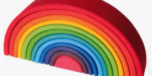 Onze houten regenboog in de spotlights