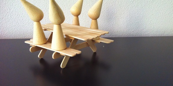 Mini picknicktafel van ijsstokjes