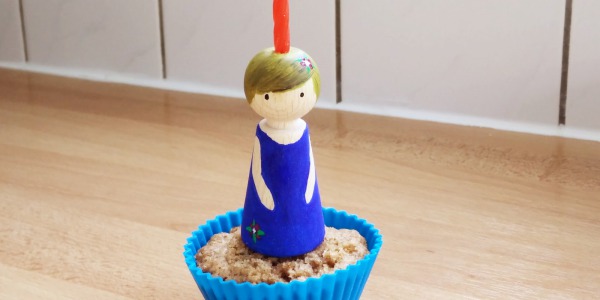 Knutsel een verjaardagskaarsje peg doll