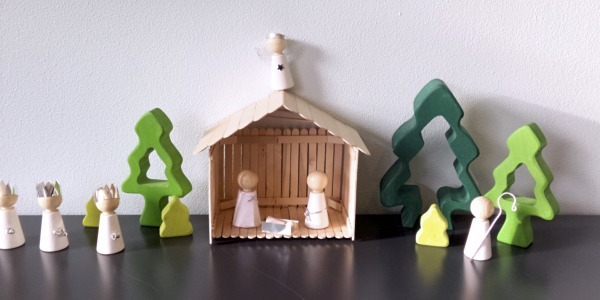 Kerststal knutselen van ijsstokjes