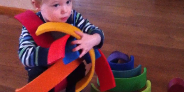Spelen met de houten regenboog